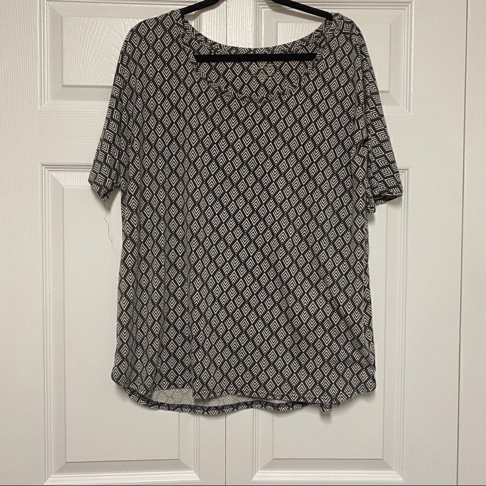 Simply styled black and white patterned top 1x